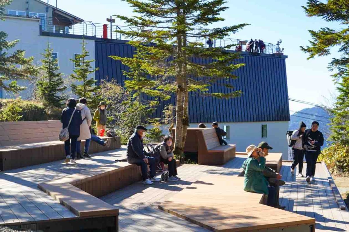 西穂高口駅を出てすぐのエリアにある、原生林に囲まれ広々とした「森のテラス」