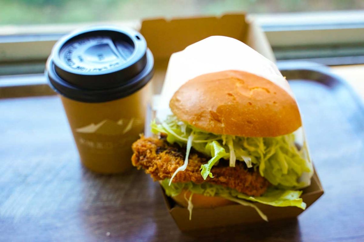 飛騨豚カツバーガー1220円。頂コーヒー510円