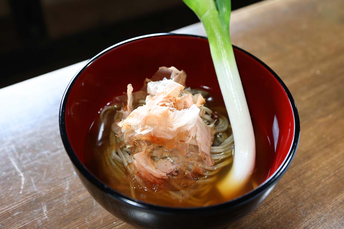 「高遠そば」1320円。地粉を使用した十割そばに、契約農家から仕入れた曲がりねぎがドンと1本入る