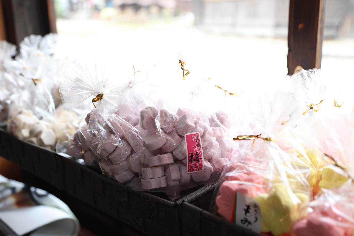 駄菓子は県外からも取り寄せている