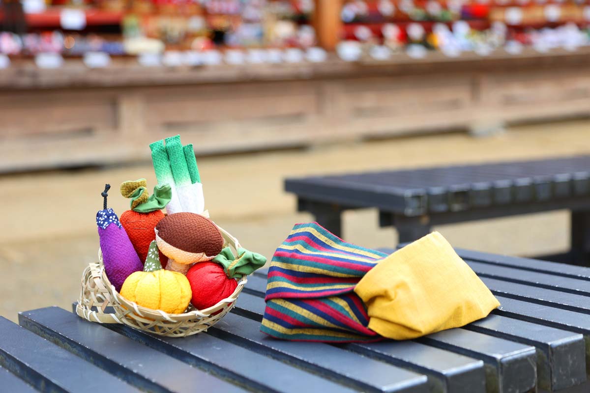 左：「飾りお手玉」各550円。2つ以上購入すると籠が付いてくる 右：「会津木綿ターバン」2340円