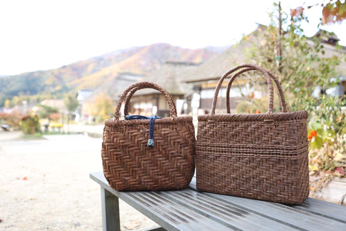 左：「三段飛ばし網代編み 矢吹作」10万3700円、右：「特選網代編み 透かし飾り 寿々木作」13万2000円