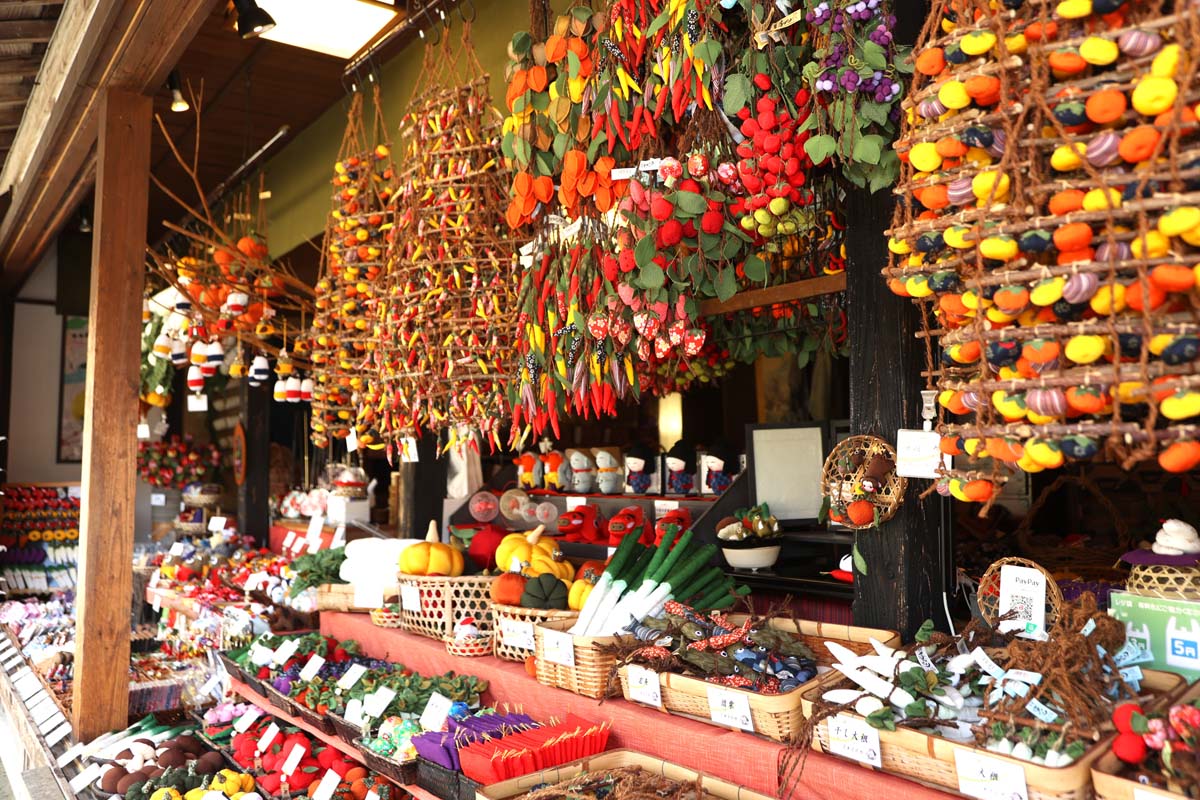 軒先にたくさんの商品が並ぶ