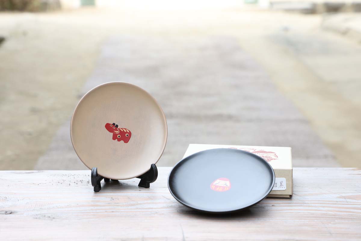 「漆塗り豆皿」左：赤べこ、右：だるま 各2750円