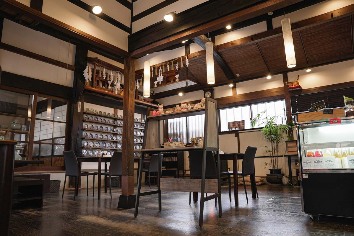 カフェではコーヒーや軽食を提供