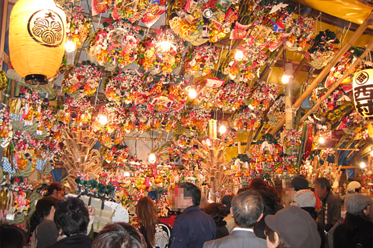 多くの人で賑わう酉の市