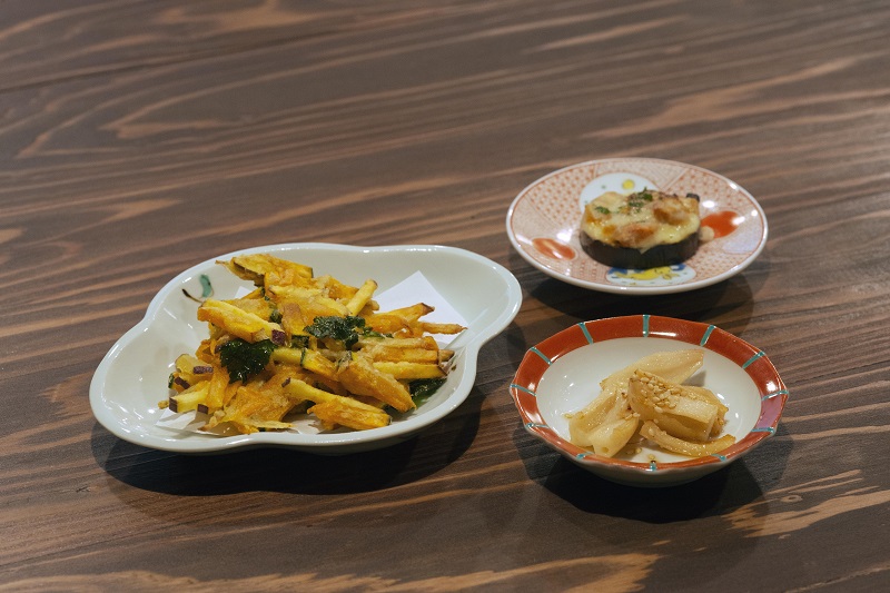 野菜のかき揚げ（左）、れんこん塩きんぴら（右）、茄子ピザ（奥）