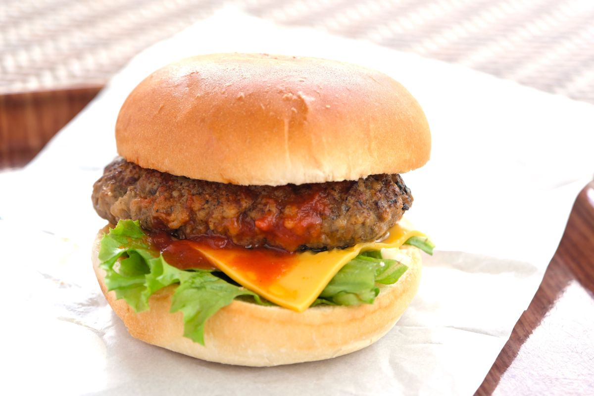 牧場バーガー（DXサイズ）850円