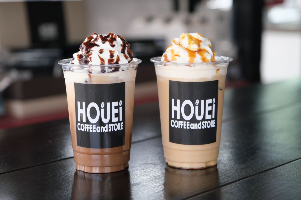 左）アイスカフェモカ（レギュラー）550円、右）アイスキャラメルラテ（レギュラー）550円