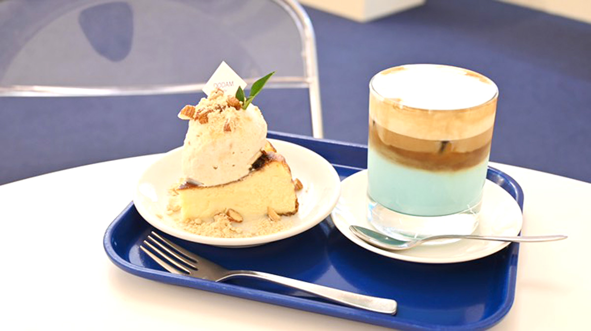 「ブルーラテ」650円、「ダックワーズ」各550円