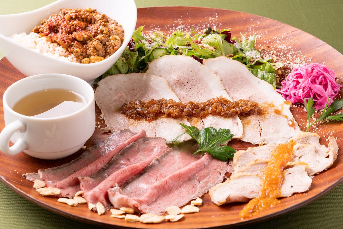 直径40cmもある3種盛プレート1680円＋薬膳キーマカレー（ミニ）400円