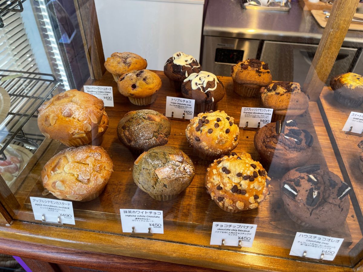 （上段左から）ブルーベリークリームチーズ 529円、トリプルチョコ 486円、エスプレッソシナモンクッキー 529円（下段左から）アップルシナモンカスタード 529円、抹茶ホワイトチョコ 486円、チョコチップバナナ 486円、ハウスチョコオレオ 486円