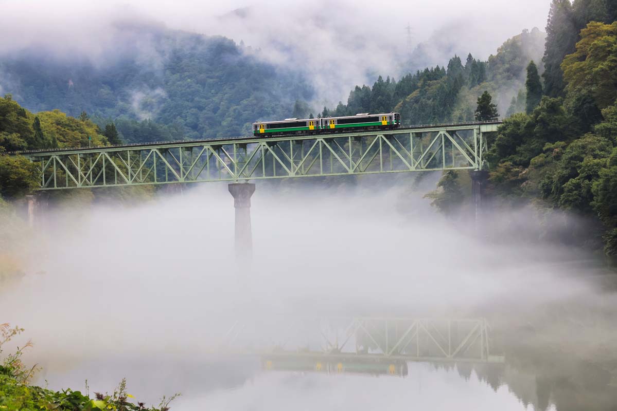 川霧に包まれる「第二只見川橋梁」（撮影：奥会津郷土写真家　星賢孝）