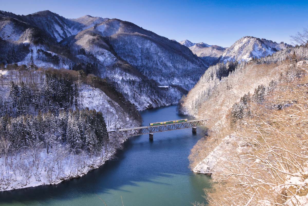 雪化粧の山々にかかる「第三只見川橋梁」（撮影：奥会津郷土写真家　星賢孝）