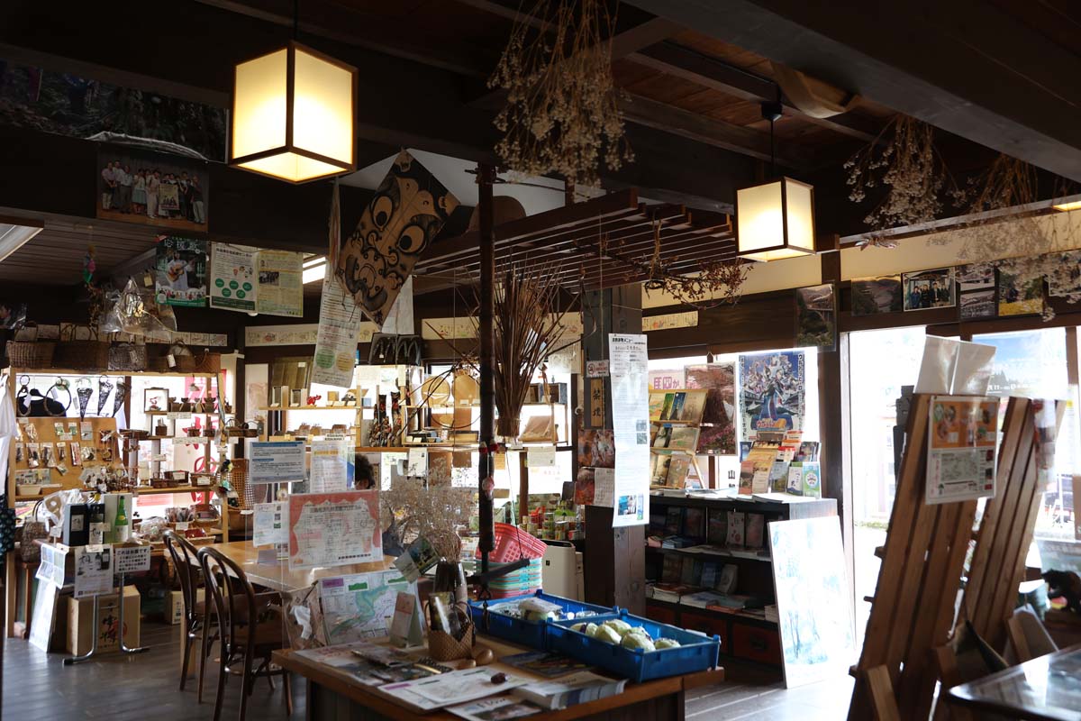 観光パンフレットコーナーや物産販売コーナーも