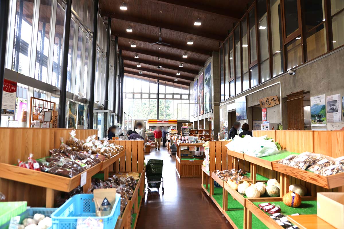 地元の新鮮な野菜などがそろう