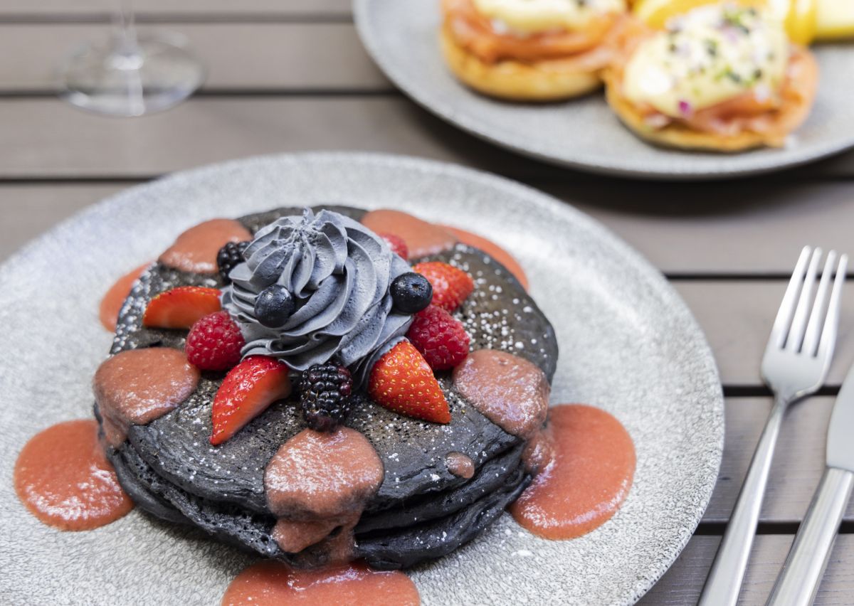 チャコール・バターミルク・パンケーキ $20