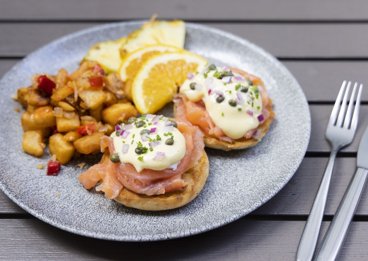 スモークサーモン・エッグベネディクト $24