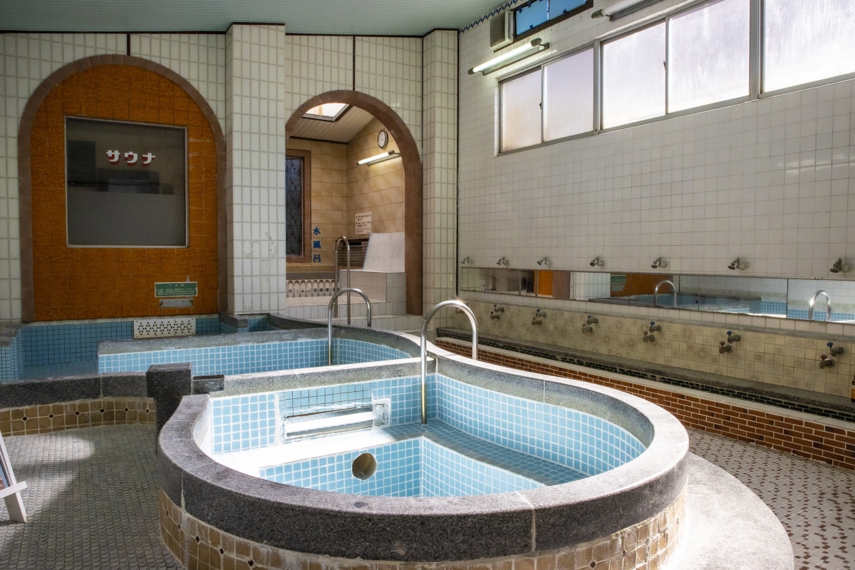 レトロな銭湯の面影を残したレトロな外観と内観