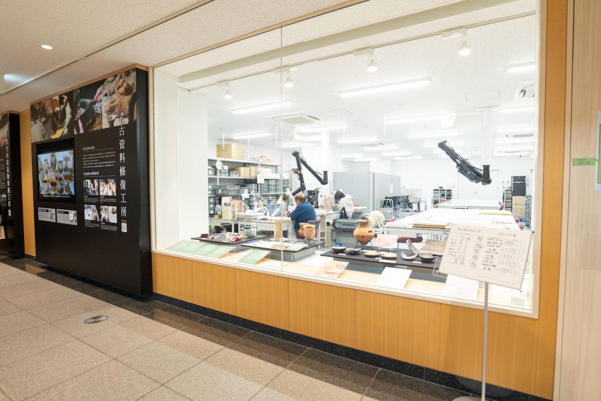 文化財修復･展示棟の考古遺物修復工房