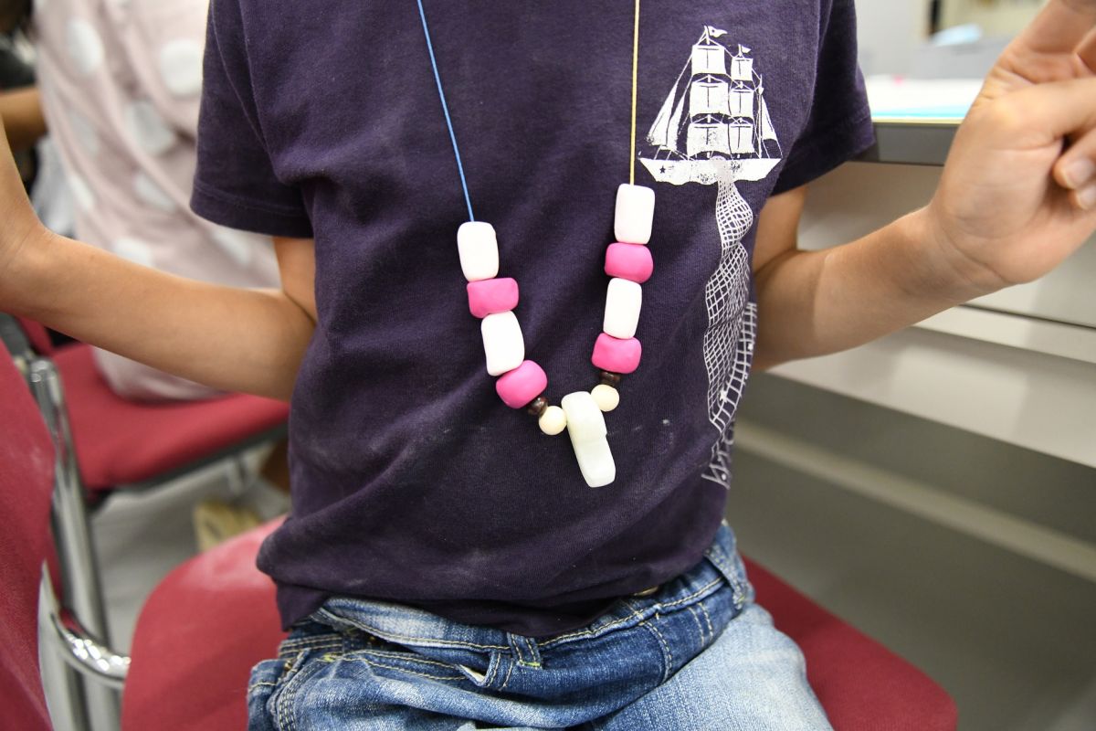 考古遺物修復工房のワークショップ「古墳時代のレガリア装着と勾玉作り体験」の様子