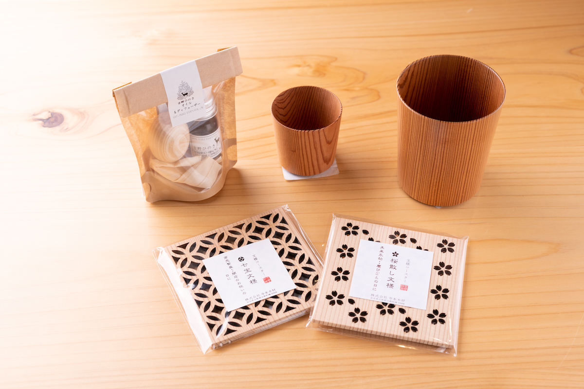 手前から時計回りに、繊細な細工が美しい文様コースター（各）770円、アロマセット1800円、杉猪口2090円、杉のカップ小〓〓円、大〓〓円