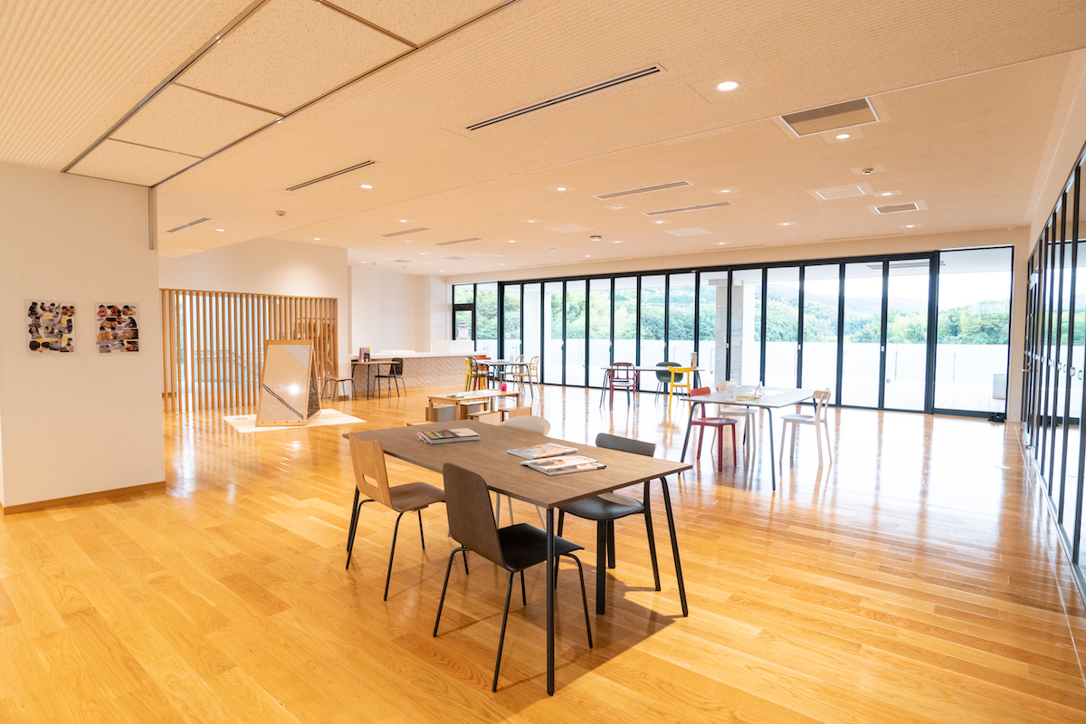 芸術文化体験棟3階の交流ラウンジ