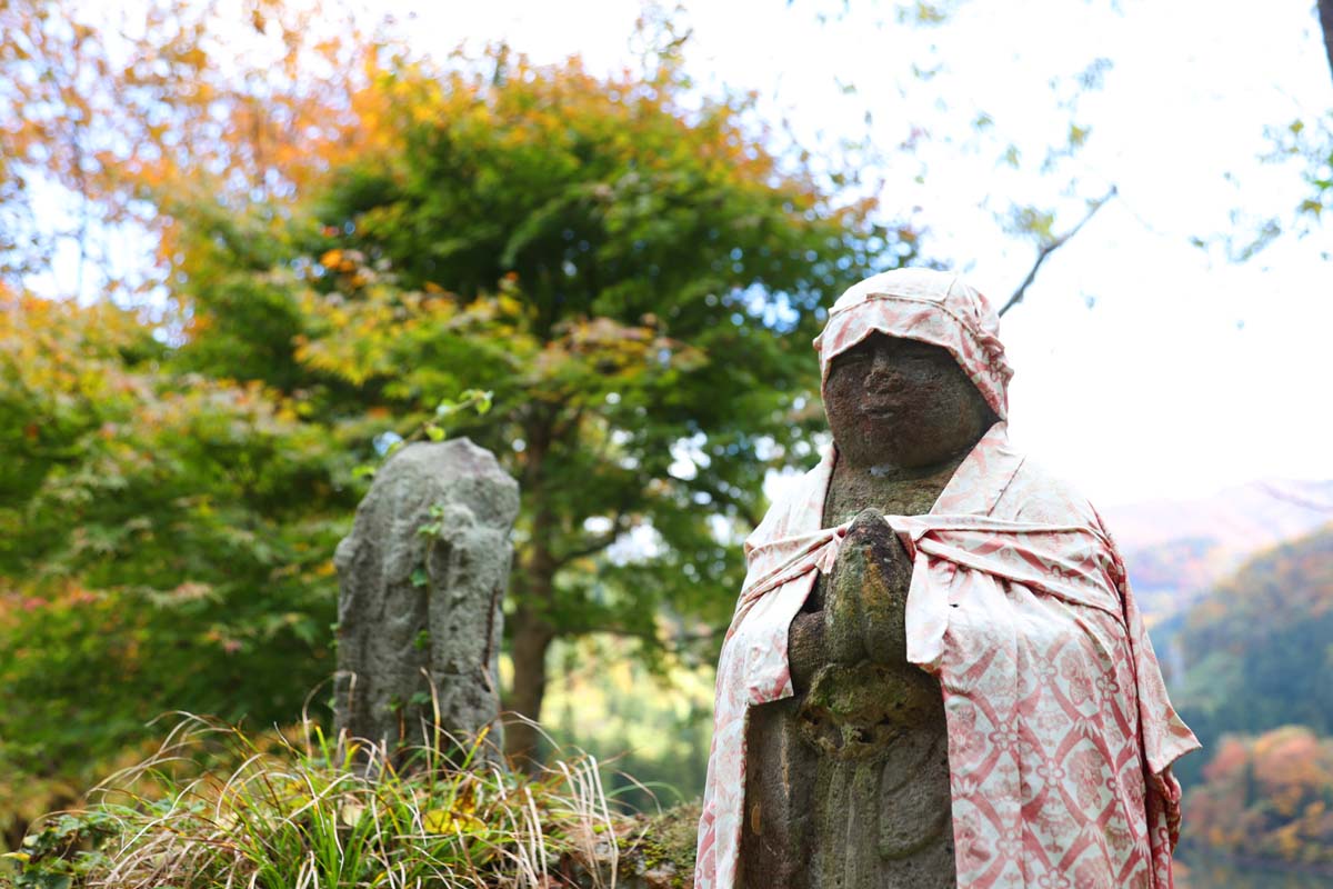 昭和19年に建立された霧幻峡のシンボル「霧幻地蔵」 土砂崩壊した当時の様子を写真で説明してくれる