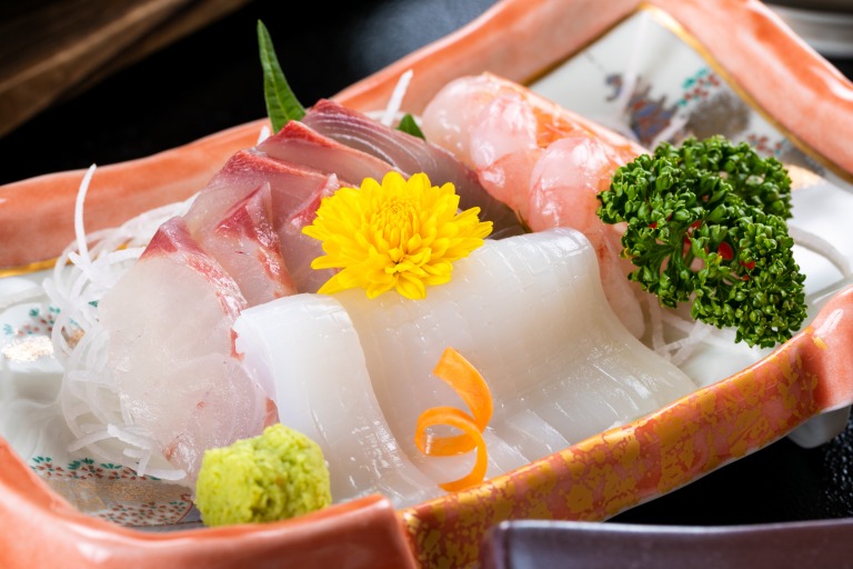 越前の海は季節ごとに獲れる魚の種類が豊富で、カニシーズン以外も多彩な地魚の料理を提供