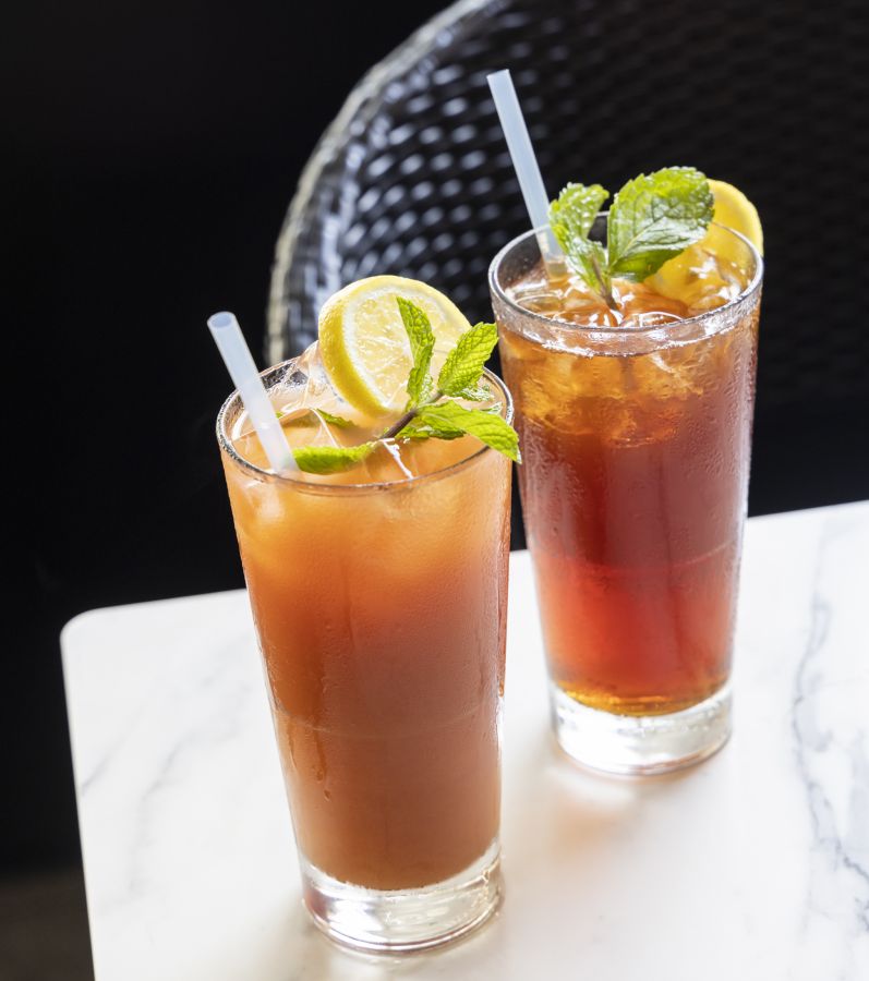 左から：グアバ・プランテーション・アイスティー $5.95、アイスティー $3.85