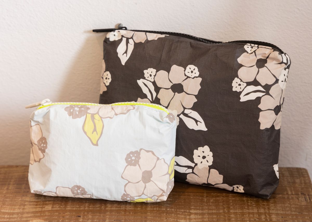 左から「ミニPuaポーチ・チルブルー」$22、「スモールPuaポーチ・ロングブラック」$32