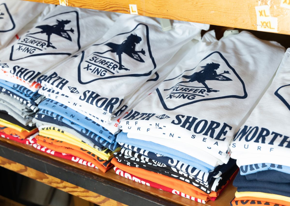 「サーフ＆シー・ロゴTシャツ」各$18