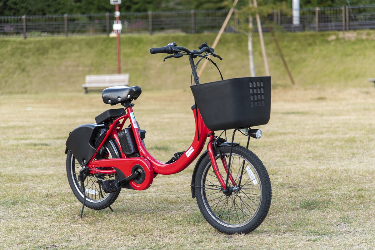 すべて電動アシスト付き。最初の60分まで300円、以後30分ごとに100円、当日上限1500円。8時30分～17時（返却は17時以降もOK）