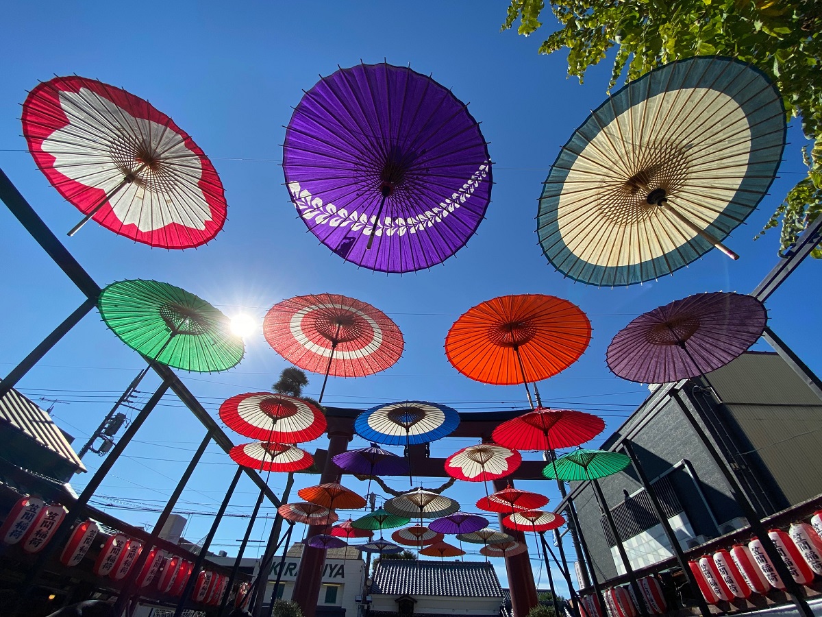 参道を彩るカラフルな笠がお稲荷さんワールドへのゲートウェイ