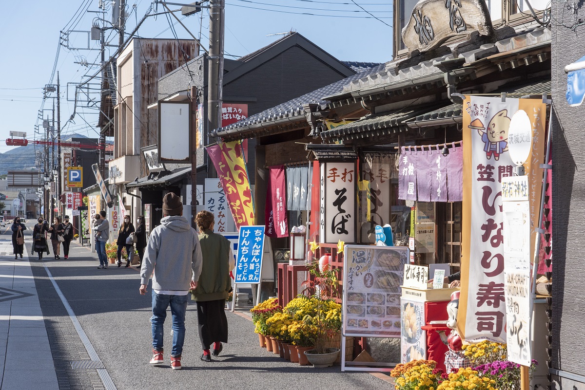 賑わう門前通りには、昔なつかしい雰囲気が漂う