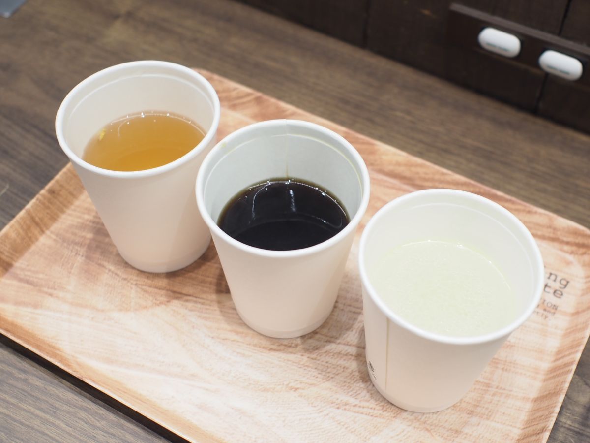 （左から）「黄金だし」300円、「黒旨だし」300円、「発酵だし」300円