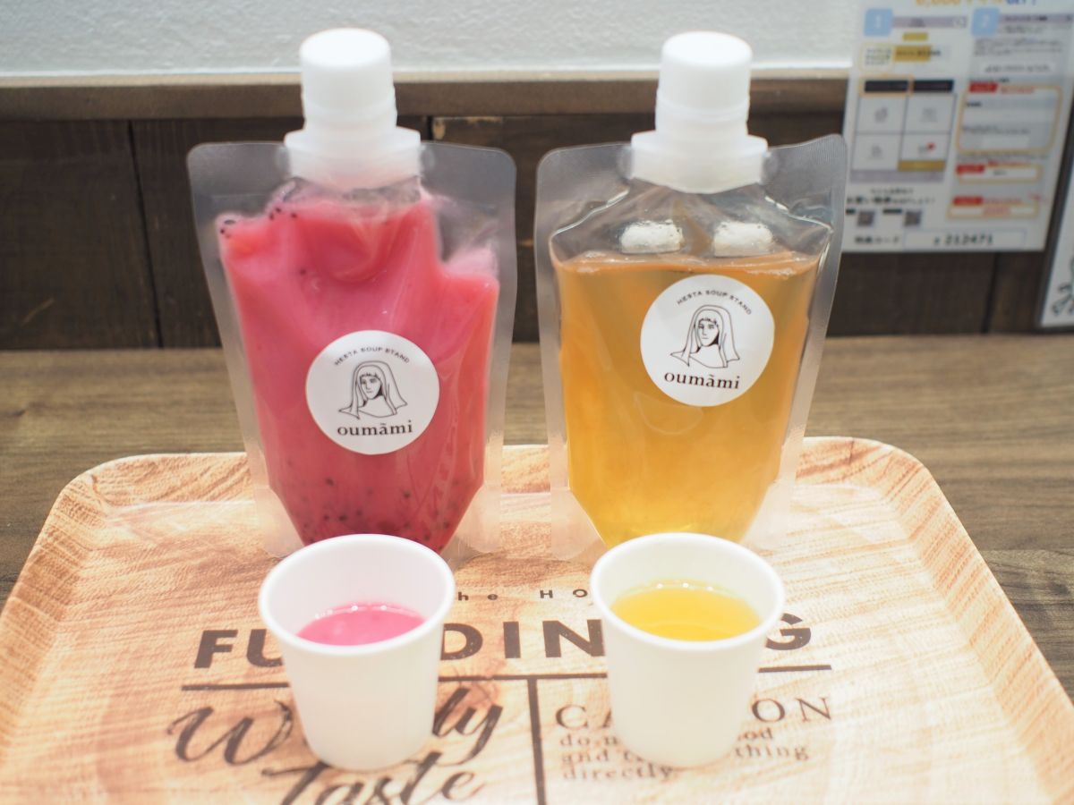 （左から）「セラムドリンク バイタリティ」カップ400円／パック600円、「セラムドリンク ビューティー」カップ350円／パック600円　※画像の紙コップは試飲用