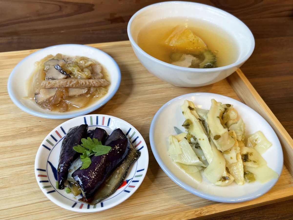 （左上から時計回りに）「白菜のうま煮」「パイナップルとゴーヤの鶏スープ」「タケノコの煮物」「ナスとパクチーの和え物」