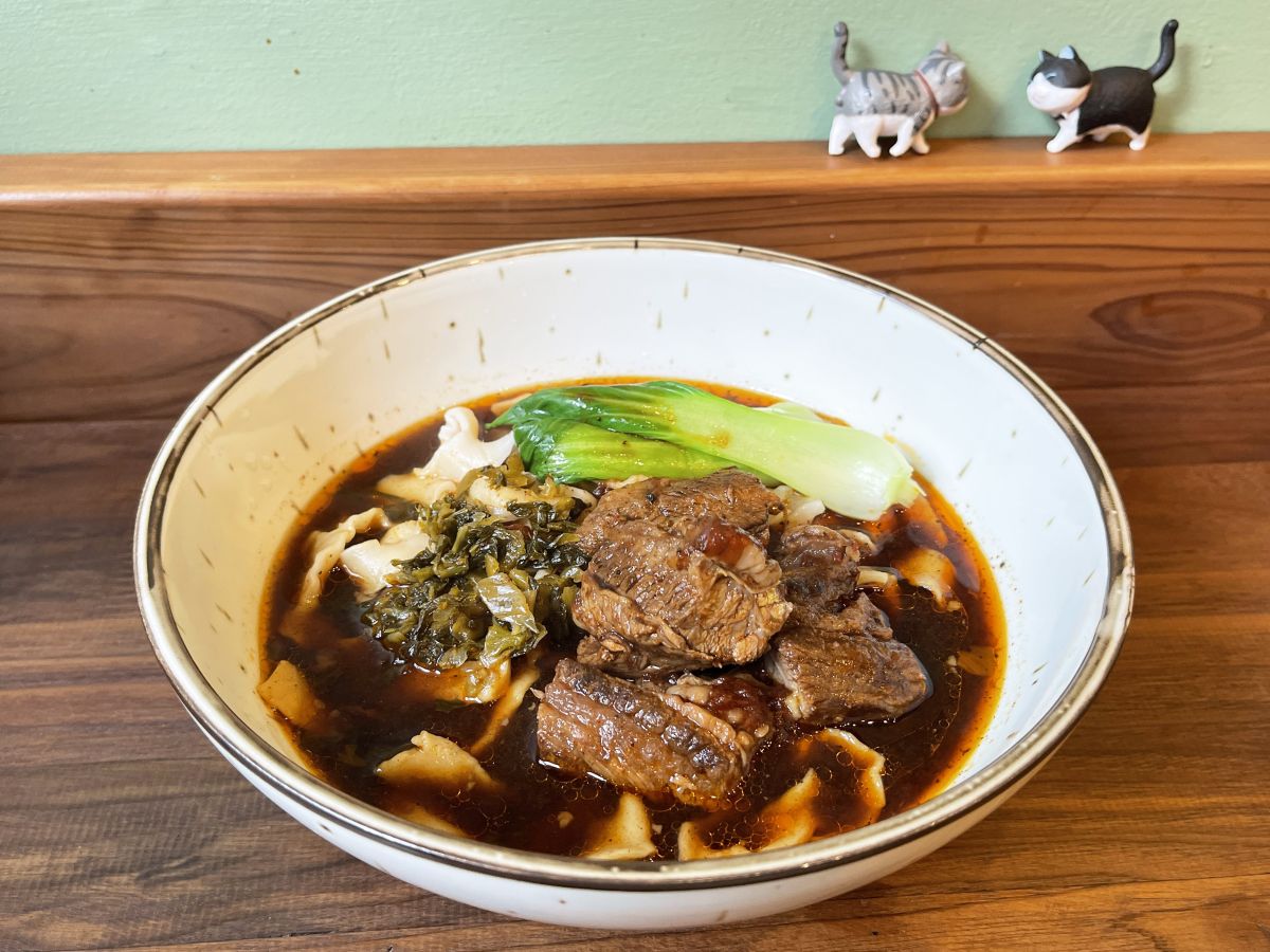 番茄牛肉麺（トマトと牛肉スープの刀削麺）1400円