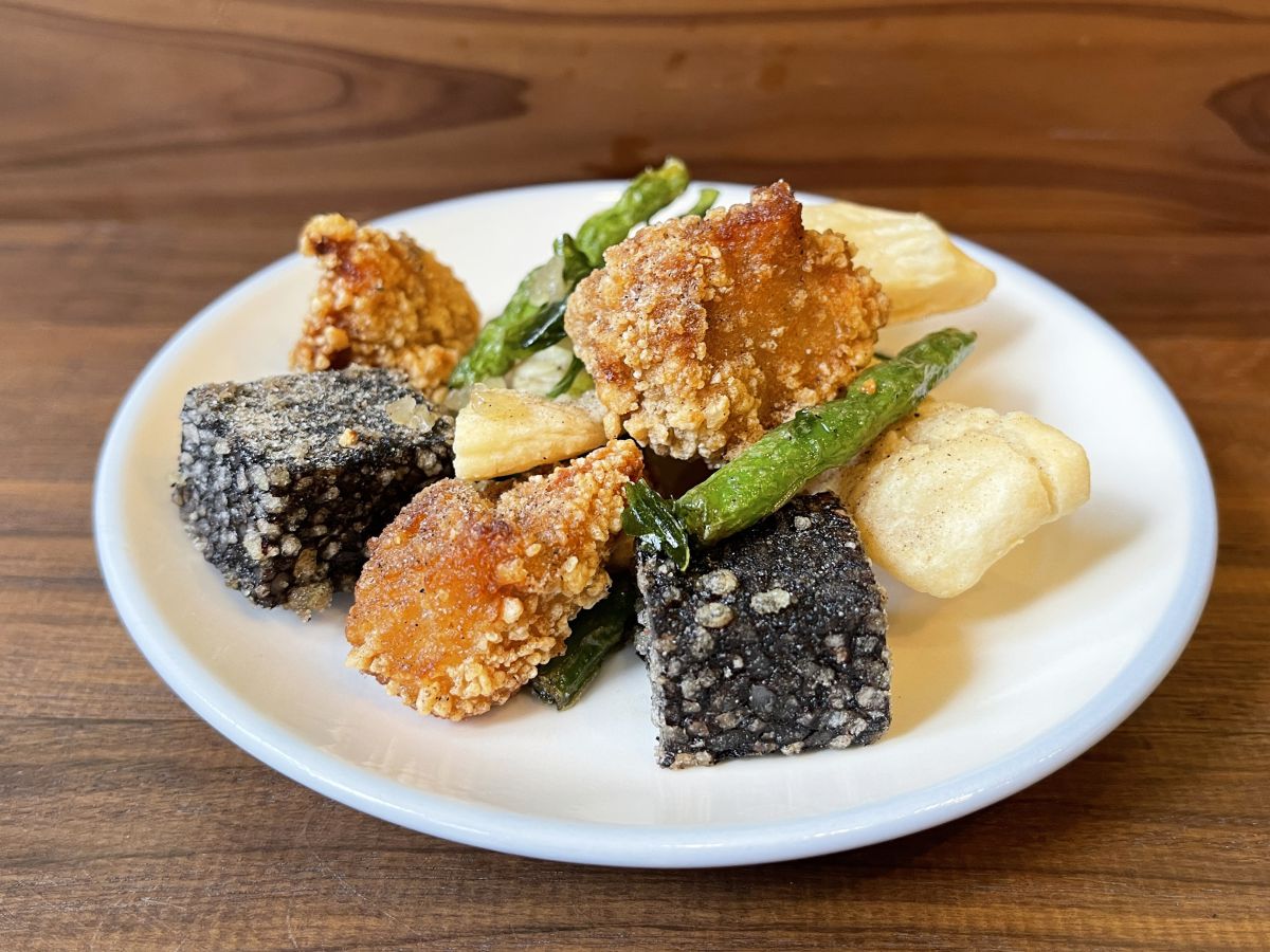 鹹酥雞（シエンスージー・台湾風唐揚げ盛合せ）600円