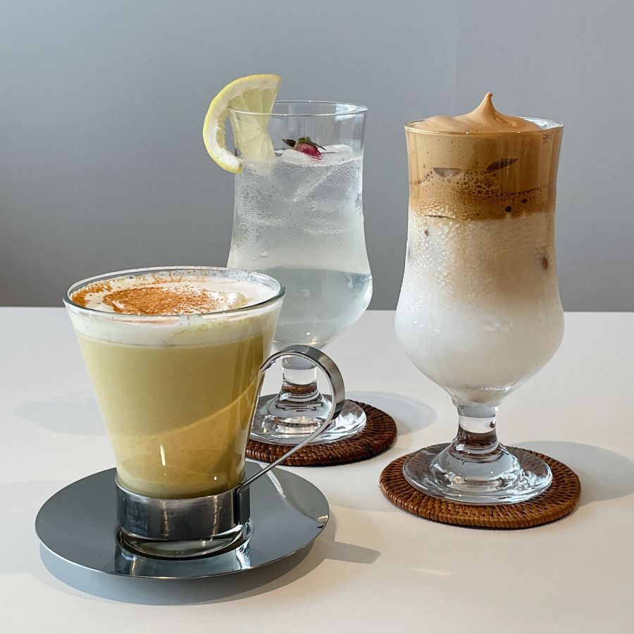 （左から）サンライズラテ（単品）イートイン 750円／テイクアウト700円、ローズエルダーフラワーレモネード（単品）イートイン 750円／テイクアウト700円