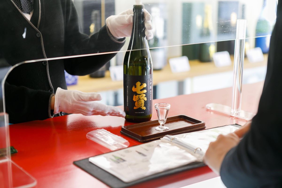 純米大吟醸 大中屋 斗瓶囲い720ml 1万1000円（きき酒料金15ml 300円)試飲グラス300円、利き酒料各種 1杯50円〜300円