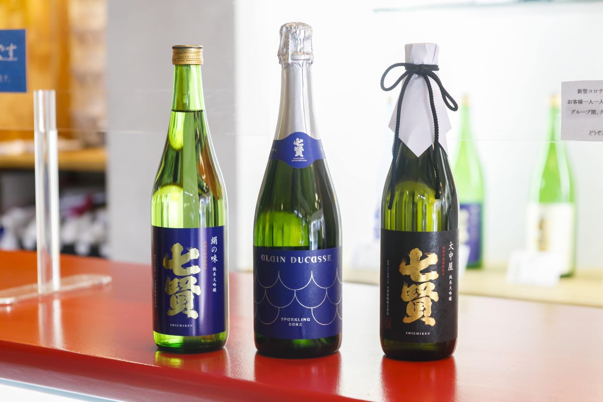 （写真左より）純米大吟醸 絹の味720ml 1650円、七賢スパークリング アラン・デュカス スパークリング サケ720ml 5500円、純米大吟醸 大中屋720ml 5500円