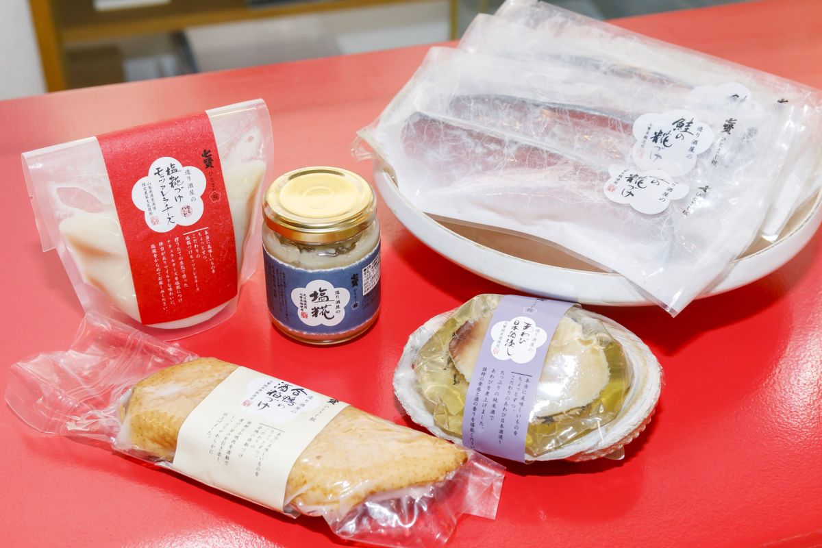 （上段左から時計回り）塩糀づけモッツァレラチーズ929円、塩糀 475円、鮭の糀づけ 5切2570円、あわび日本酒浸し1998円、合鴨の酒粕づけ1080円