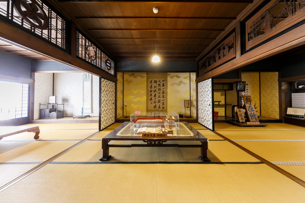 10:30、13:30、14:30の1日3回、ガイド付きで見物可能。30分300円（小学生以下無料）