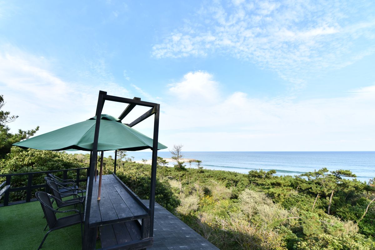 空と太平洋を一望する開放感抜群の2階テラス席