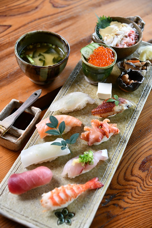 おまかせ上寿司。ズワイガニの釜めし(写真上部)が人気で、これ目当ての常連も多い