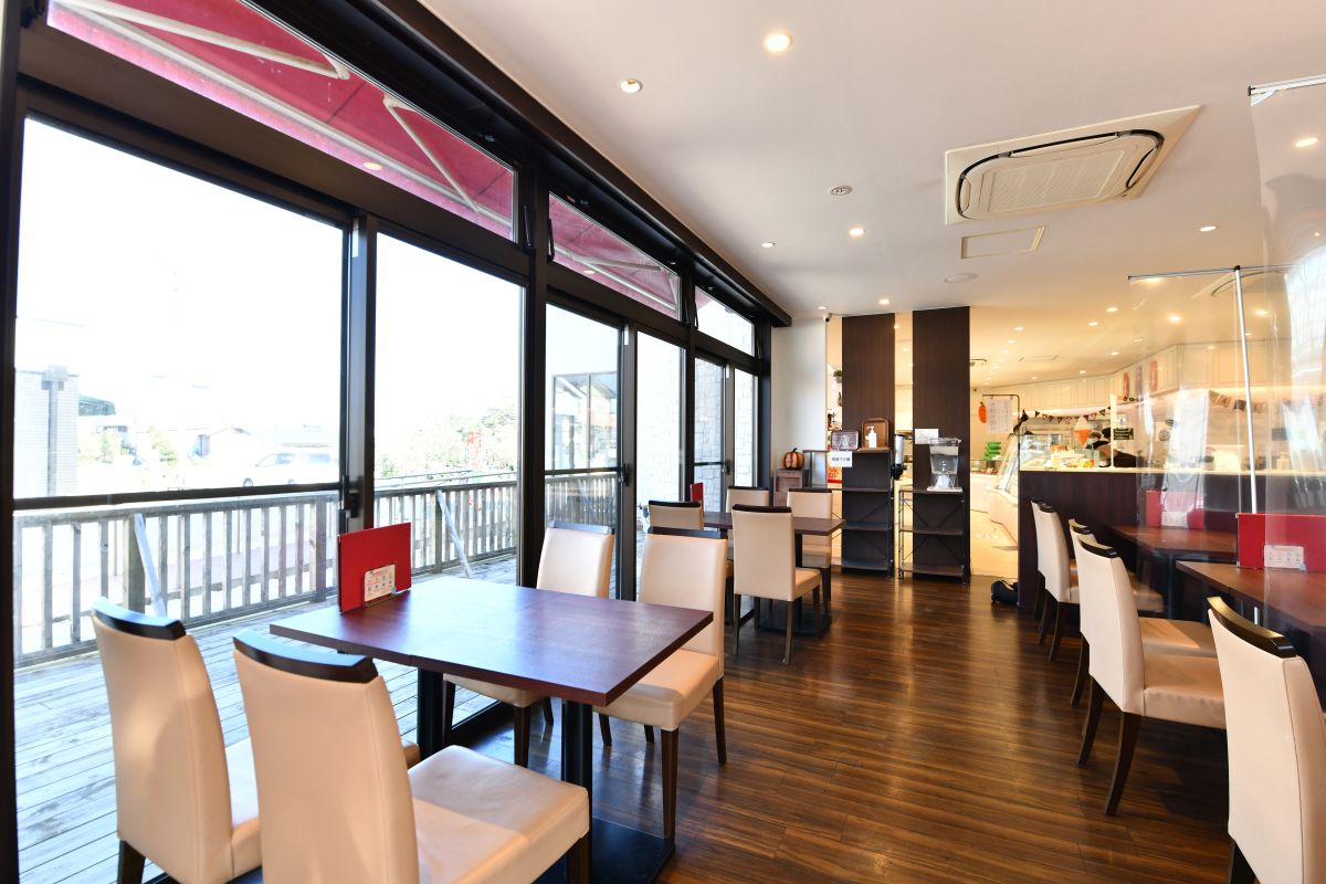 カフェではスイーツのほかパスタやピザも提供