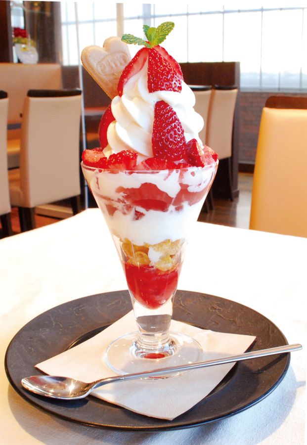 いちごパフェ935円(12～5月ごろ) 