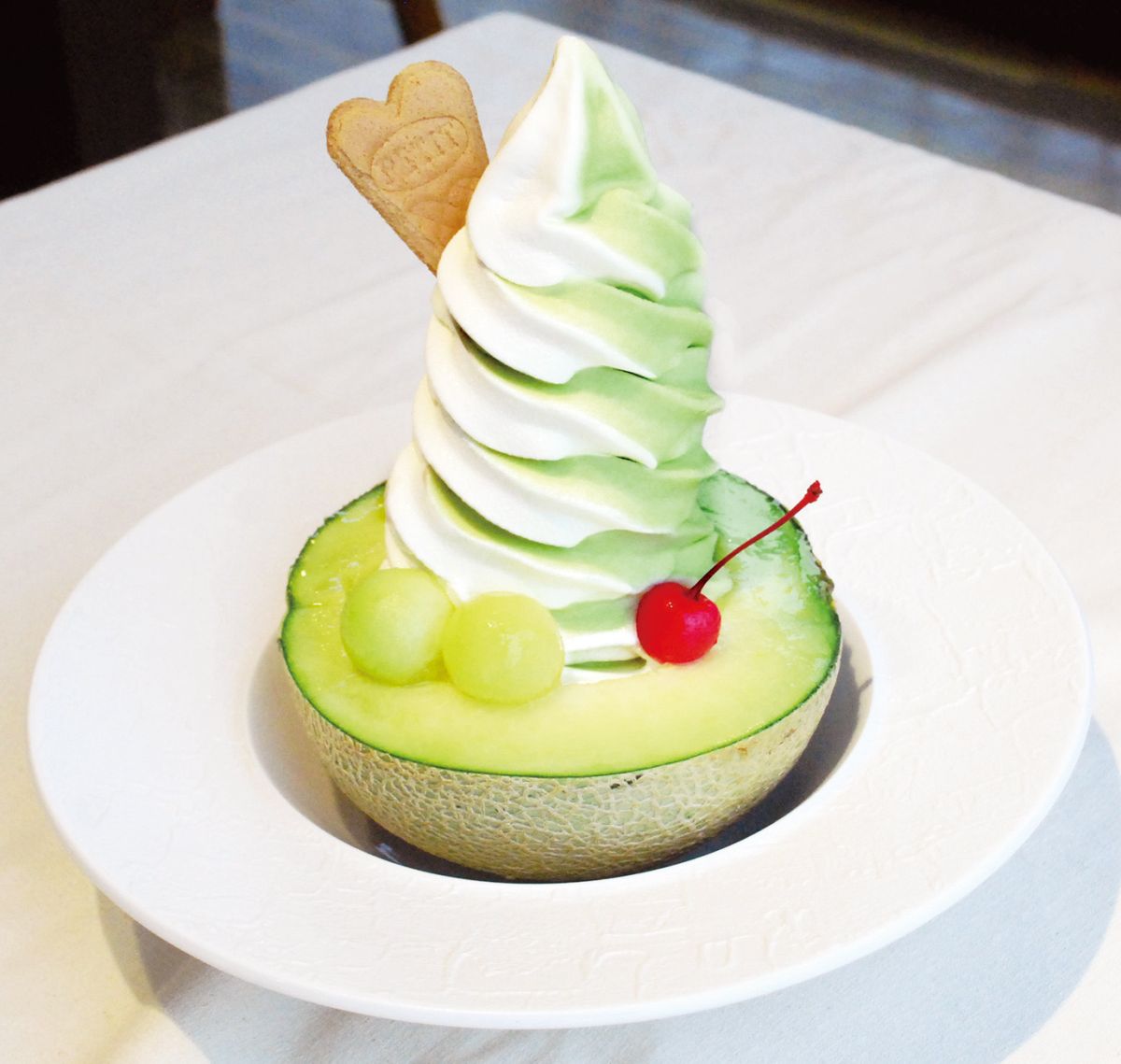 アールスメロン半分にソフトクリーム、フルーツを盛り合わせた贅沢なスペシャルメロンパフェ2480円(6月下旬～8月ごろ) 